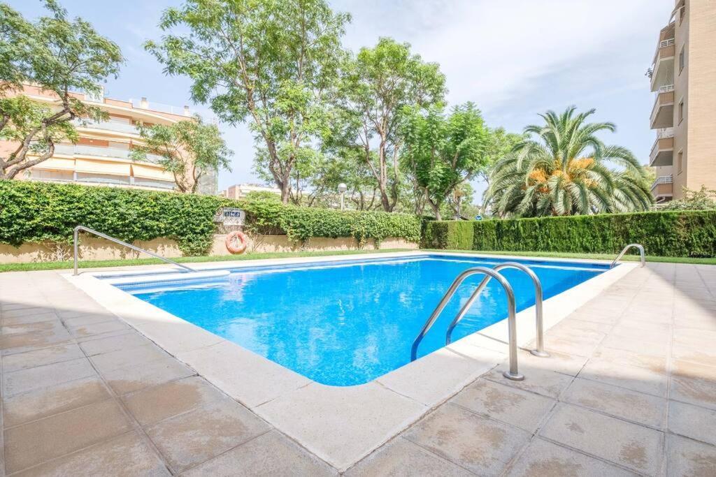 Apartamento En Complejo Residencial, Con Piscina. Салоу Екстериор снимка