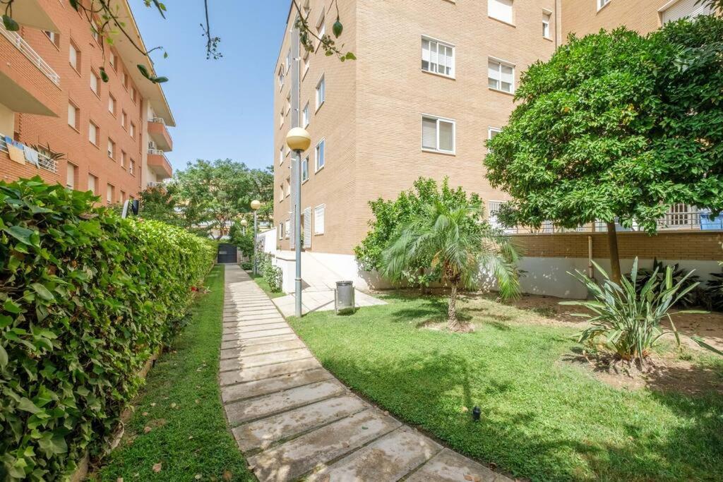 Apartamento En Complejo Residencial, Con Piscina. Салоу Екстериор снимка