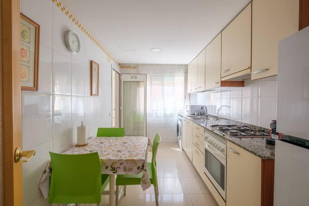Apartamento En Complejo Residencial, Con Piscina. Салоу Екстериор снимка